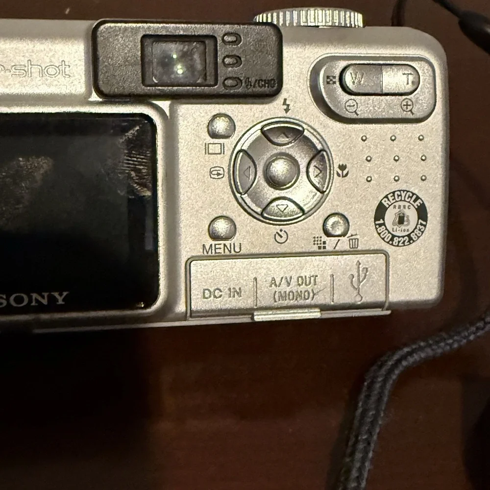 Sony Cyber-shot DSC-P8 3.2MP Digital Camera - Silver 3X OZ‎ Not Working
